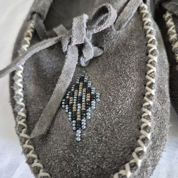Manitobah Mukluks Suede Beaded Grey Moccasins Vibram Heel Ladies 5 - Picture 5 of 6